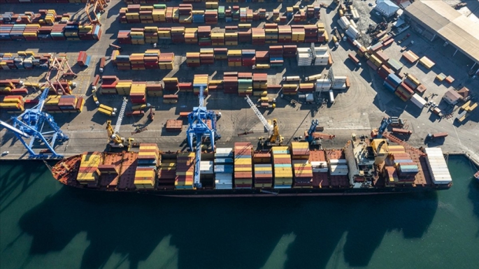2021'de Türkiye'deki limanlarda elleçlenen konteyner miktarının yüzde 8.3 artarak 12 milyon 591 bin TEU'ya yükseldiği açıklandı.