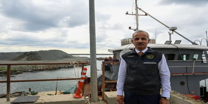 Abdulkadir Uraloğlu, 6 Şubat'taki depremler nedeniyle zarar gören İskenderun Limanı'nda bir rıhtımın daha gemi trafiğine açıldığını belirtti.