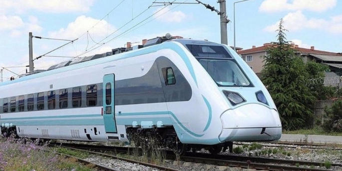 Adil Karaismailoğlu, ilk milli elektrikli trenin çok kısa süre içerisinde raylarda olacağını duyurdu.