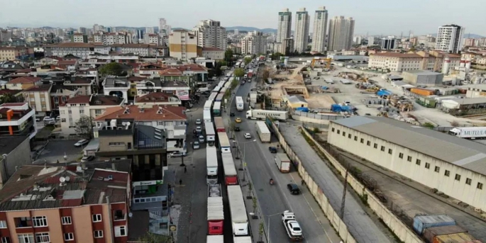 Ataşehir Erenköy Gümrük Müdürlüğü önünde kilometrelerce uzayan tır kuyrukları oluştu.