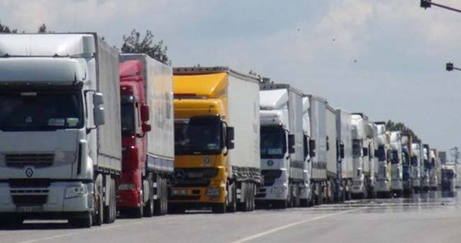 Avrupa’dan artan siparişlere yetişmeye çalışan ihracatçı, gümrük kapılarında 4 güne kadar çıkan bekleme süresini aşmak için minivanla taşımalara başladı.