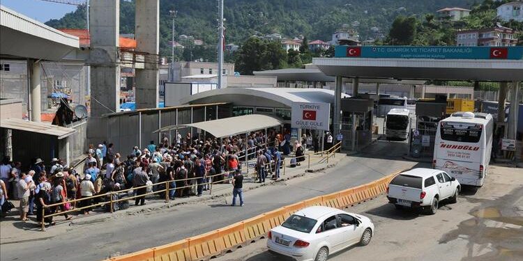 Azerbaycan hava trafiği durdu, Sarp kapatıldı