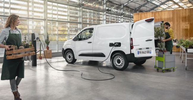 ë-Berlingo Van'ın 275 km'ye (WLTP döngüsü) varan elektrikli sürüş menzili sunabileceği kaydedildi.