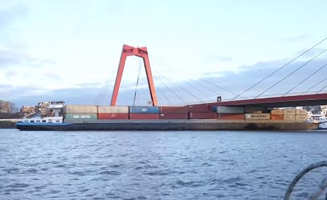 Bir konteyner gemisi, altından geçmeye çalıştığı Rotterdam'ın Willemsbrug Köprüsü altında birkaç saat boyunca sıkışıp kaldı.