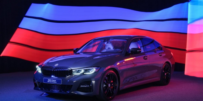 BMW, BMW M markasının 50. yılına özel olarak sınırlı sayıda 50th Year M Edition tasarım paketli otomobil üretti.