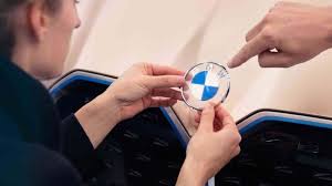 BMW logosunu değiştirdi