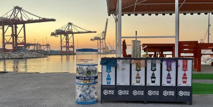Borusan Limanı, pet şişe kumbaraları ile toplanan atıkları iplik geri dönüşüm tesisine ulaştırıyor. 