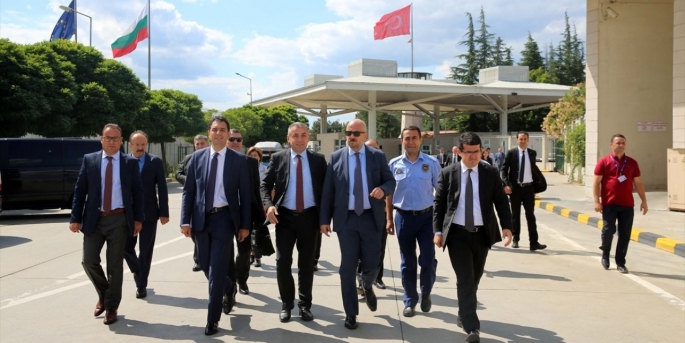 Bulgar sınırında kaçak göçmen kontrollerinin artırılması, Kapıkule'de TIR kuyruğunu 11 km'lere kadar çıkardı.