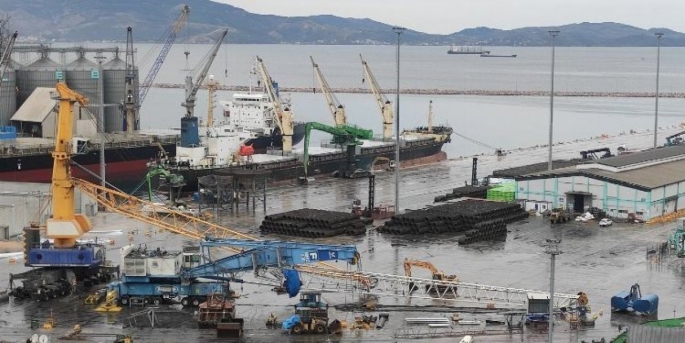 Çelebi Bandırma Limanı'nda 2022 yılında 5 milyon 100 bin tonluk yükleme boşaltma yapıldığı bildirildi.
