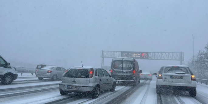 Deprem bölgesine tüm yardımların hızlı şekilde ulaştırılması amacıyla ülke genelindeki tüm otoyollar ücretsiz hizmet veriyor.