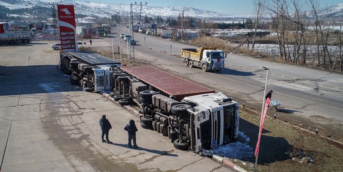 Deprem haberini alan Hataylı TIR şoförleri, ihracat yüklü TIR'ları yol kenarında bırakarak ailelerinin yanına koştu.