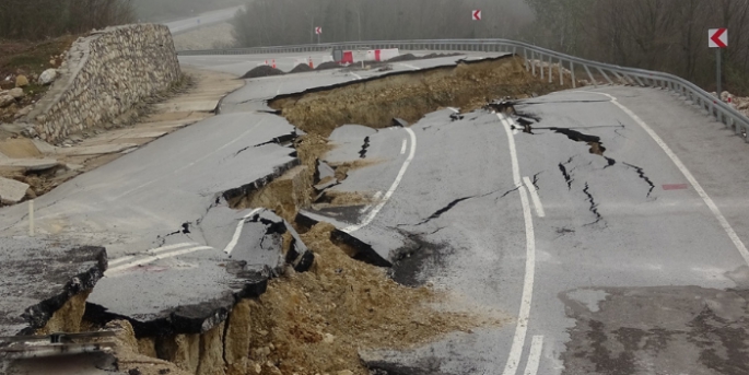 Düzce ve Zonguldak illeri ile Sakarya arasında ulaşımı sağlayan Karadeniz Sahil Yolu’nda heyelan meydana geldi.