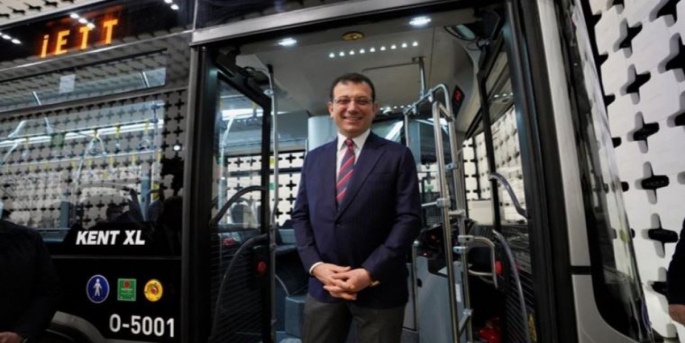 Ekrem İmamoğlu, İstanbul’un metrobüs filosuna dahil olacak 100 yeni otobüsün üretildiği Sakarya’daki fabrikayı ziyaret etti. 