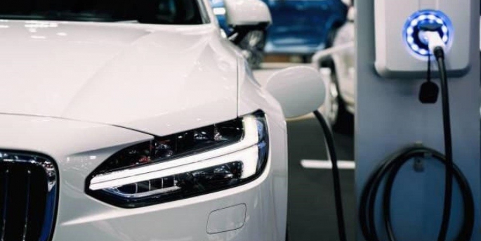 Elektrikli otomobillerin bataryalarını şarj istasyonlarında doldurmanın maliyeti yüzde 120'den fazla arttı.