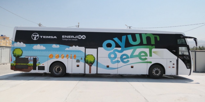 Enerjisa Enerji’nin, TEMSA’nın sağladığı otobüsü bir oyun merkezine dönüştürdüğü ‘Oyungezer’, Hataylı çocuklara moral olacak.