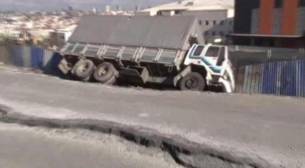 Esenyurt’ta bir yol daha çöktü