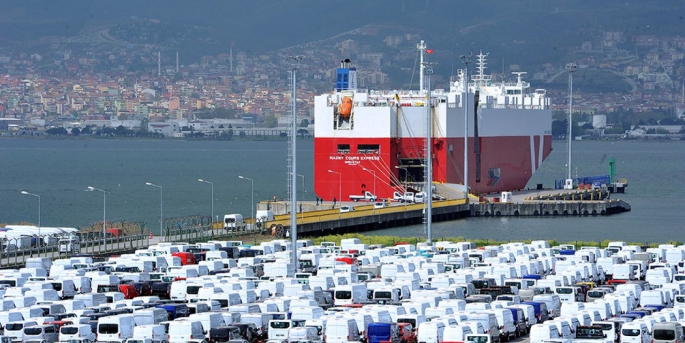 Ford Otosan fabrikasında üretilen araçlar, İstanbul'a deniz yoluyla gönderilecek.