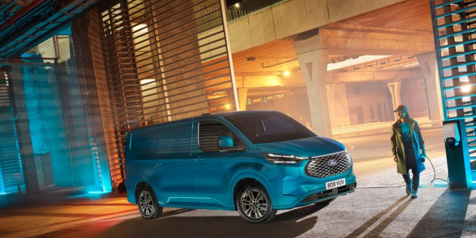 Ford’un merakla beklenen tam elektrikli ikinci ticari modeli yeni E-Transit Custom tanıtıldı.