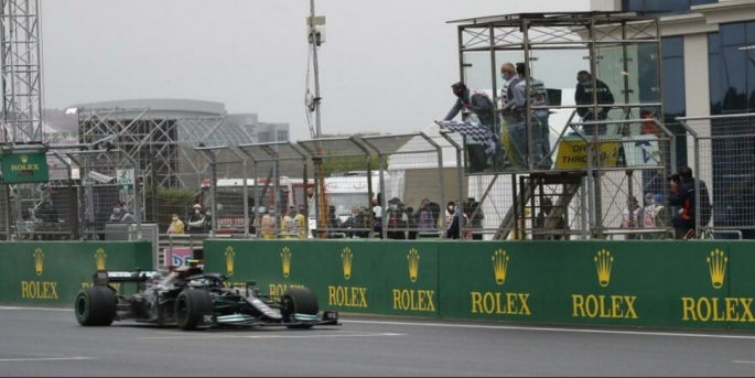 Hamilton'ın 11. sıradan, Bottas'ın da pole'dan başladığı Formula 1 İstanbul Grand Prix'si nefesleri kesti! 
