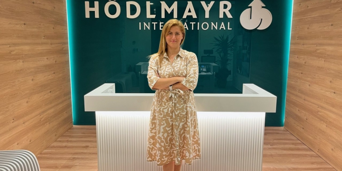 Hande Çarıkcı, elektrikli arabaların taşımacılık lojistiğine yeni zorluklar getirdiğini ve daha güçlü kamyon kasaları gerektiğini söyledi.