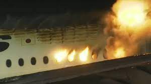 Haneda Havalimanı'nda pistte bir uçakta yangın çıktı.