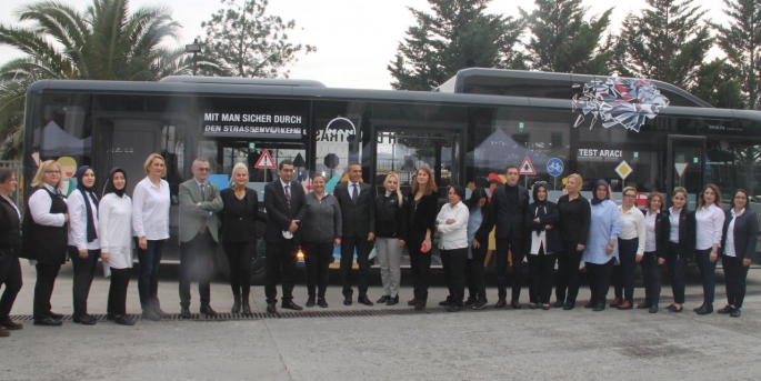 İETT bünyesinde şehir içi hatlarda aktif olarak çalışan 24 kadın şoför, Alman otomotiv devi MAN'ın güvenli sürüş eğitimini başarıyla tamamlayarak sertifikalarını aldı.