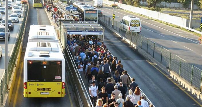 İETT Genel Müdürü Alper Bilgili, metrobüs hattında kullanılmak üzere 2021 yılında 300 adet yüksek kapasiteli ve güvenlikli yeni araç satın alınacağını açıkladı.