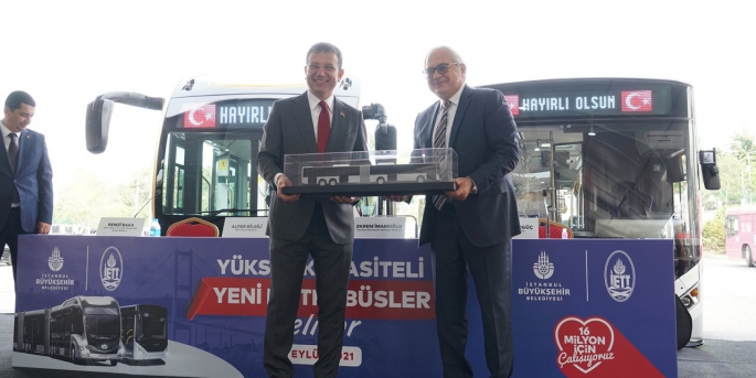 İETT Metrobüs Garajı’nda gerçekleşen imza töreni İBB Başkanı Ekrem İmamoğlu, İETT Genel Müdürü Alper Bilgili ve Otokar Genel Müdürü Serdar Görgüç'ün katılımıyla gerçekleşti.