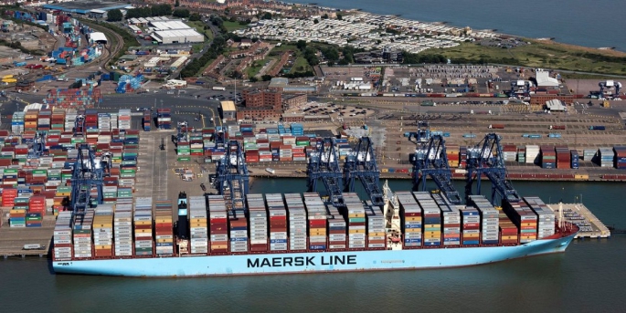 İngiltere’deki nakliye krizi nedeniyle limanların konteynerlerle dolduğu, bu yüzden büyük gemilerin yük boşaltamadığına belirtildi.