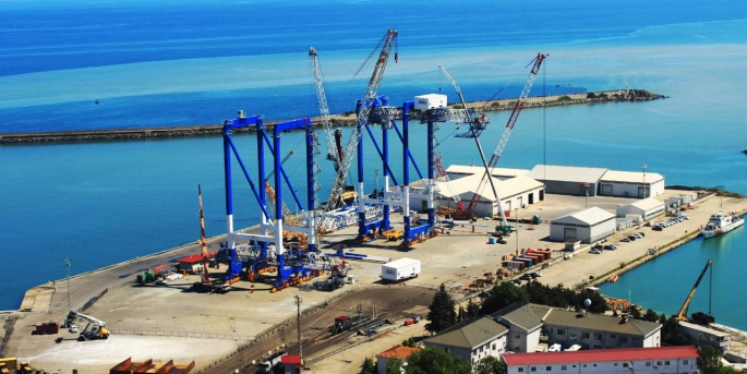 İrlanda’dan demonte halinde gelen ve montajı Trabzon Limanı’nda 4 ayda tamamlanan iki dev STS konteyner vinci, yüzer dubalara yüklendi.