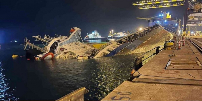 İskenderun' da yük boşaltmak üzere yanaştığı iskelede su alan konteyner gemisi battı