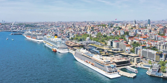 İstanbul’a 10 ayda gelen kruvaziyer gemi sayısı 165’e, yolcu sayısı ise 225 bin 907'ye ulaştı.