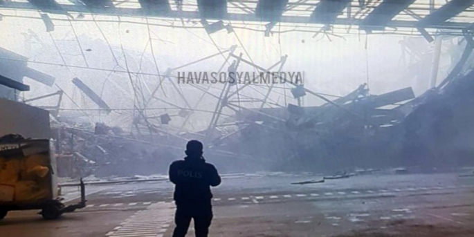 İstanbul Havalimanı’nda inşaatı süren kargo terminalinin çatısı aşırı yağış ve fırtına nedeniyle çöktü.