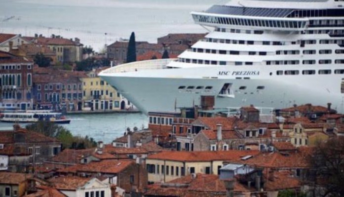 İtalyan hükümeti, büyük yolcu gemilerinin Venedik lagününe girişine yasak getirdi.