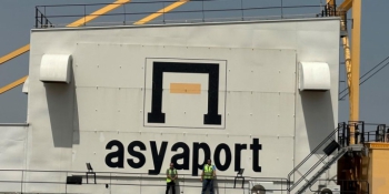 Asyaport, dev vinçlerin üzerine güneş panelleri yerleştirdi. 