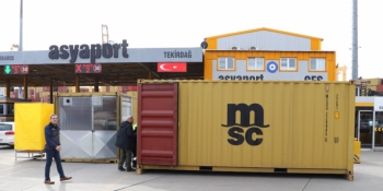 Asyaport ülkemizi vuran depremin ardından yük taşımada kullanılan konteynerlerin anında barınma merkezine dönüşebilmesi için örnek bir proje hazırladı.