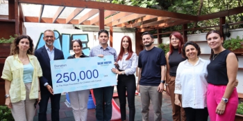 Blue Water Shipping Türkiye ekibi, 250 Bin Danimarka Kronu karşılığı yaklaşık 1 milyon liralık ödülü Kanserli Çocuklara Umut Vakfı’na (KAÇUV) bağışladı.
