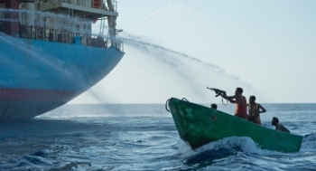 Gemi Kızıldeniz üzerinde güneye seyir halindeyken, skiff boat ve ağır makineli silahlarla saldırıya uğradı.