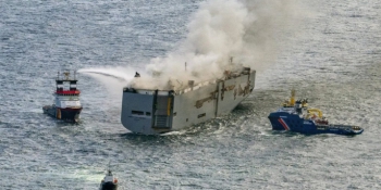 Hollanda’nın Kuzey Denizi açıklarında 3 bin otomobil taşıyan gemide çıkan yangında bir kişi öldü, 16 kişi yaralandı.
