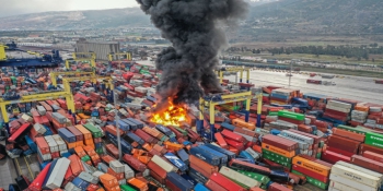 Kahramanmaraş'taki 7,7 ve 7,6 büyüklüğündeki iki deprem sonrası İskenderun limanında yangın çıktı.
