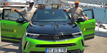 Rekor denemesini başlatan Gökova kardeşlere bu yolculuklarında Opel Mokka-e eşlik etti