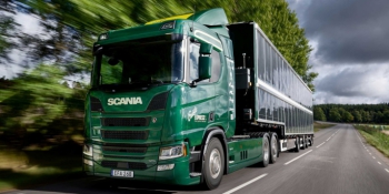 Scania, dorsesi güneş panelleriyle kaplı hibrit kamyonunun akan trafikte testlerine başladı.