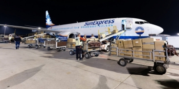 SunExpress kargo uçağı ilk seferde 10 ton yardım malzemesi taşıdı.