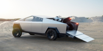 Tesla Cybertruck model araba için ilk satışlardan yararlanan müşterilerin bir yıl içinde araçlarını yeniden satmaması şartı koydu.