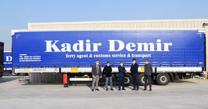 Kadir Demir, 40 adetlik yeni Tırsan Perdeli Tenteli Mega yatırımıyla filosundaki Tırsan araç sayısını 100 adede yükseltti.