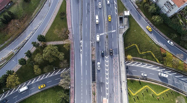 Karayolu Taşıma Yönetmeliği'nde elektronik tebligat sistemi, D4 yetki belgesi, taşıma senedi, B1-D1 yetki belgeleri, K1 yetki belgesi ile ilgili değişiklikler yapıldı.