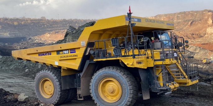 Komatsu, Çelikler Seyitömer Elektrik Üretim A.Ş.’nin sipariş ettiği 20 adet HD785-8E0 model kaya kamyonlarının teslimatlarına başladı