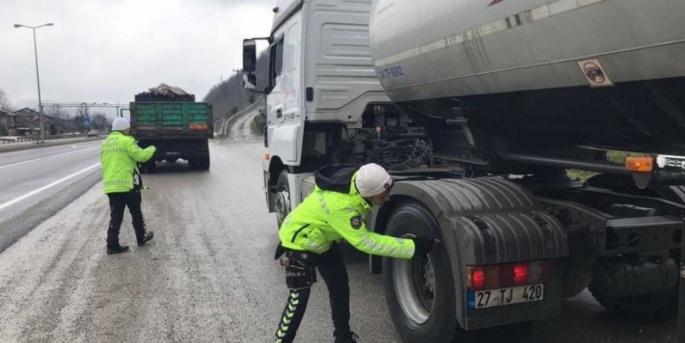 Kuvvetli kar yağışı ve buzlanma nedeniyle Anadolu ve Trakya'dan İstanbul'a giden TIR ve kamyonların kente girişi durduruldu.