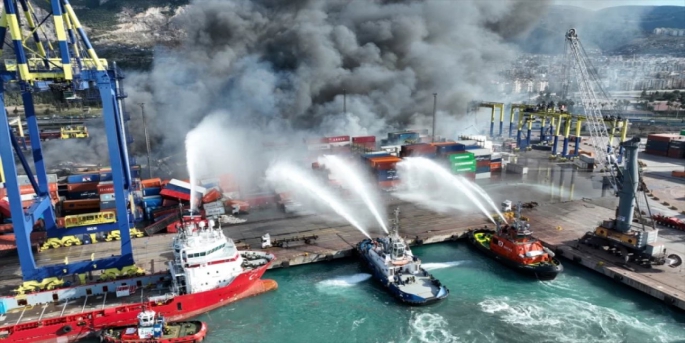 Limakport’ta, günlerdir devam eden yangın tamamen kontrol altına alınırken, Ro-Ro terminaline dün iki gemi birden yanaştı.