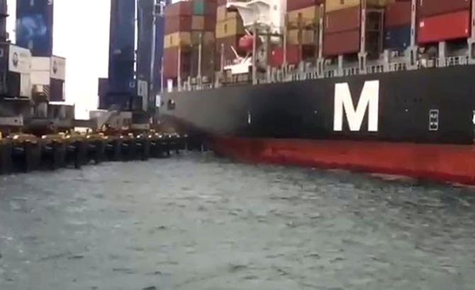 Limandaki konteynerler havada uçuştu. Seyir halinde bulunan 2 TIR ve bir kamyonet devrildi.